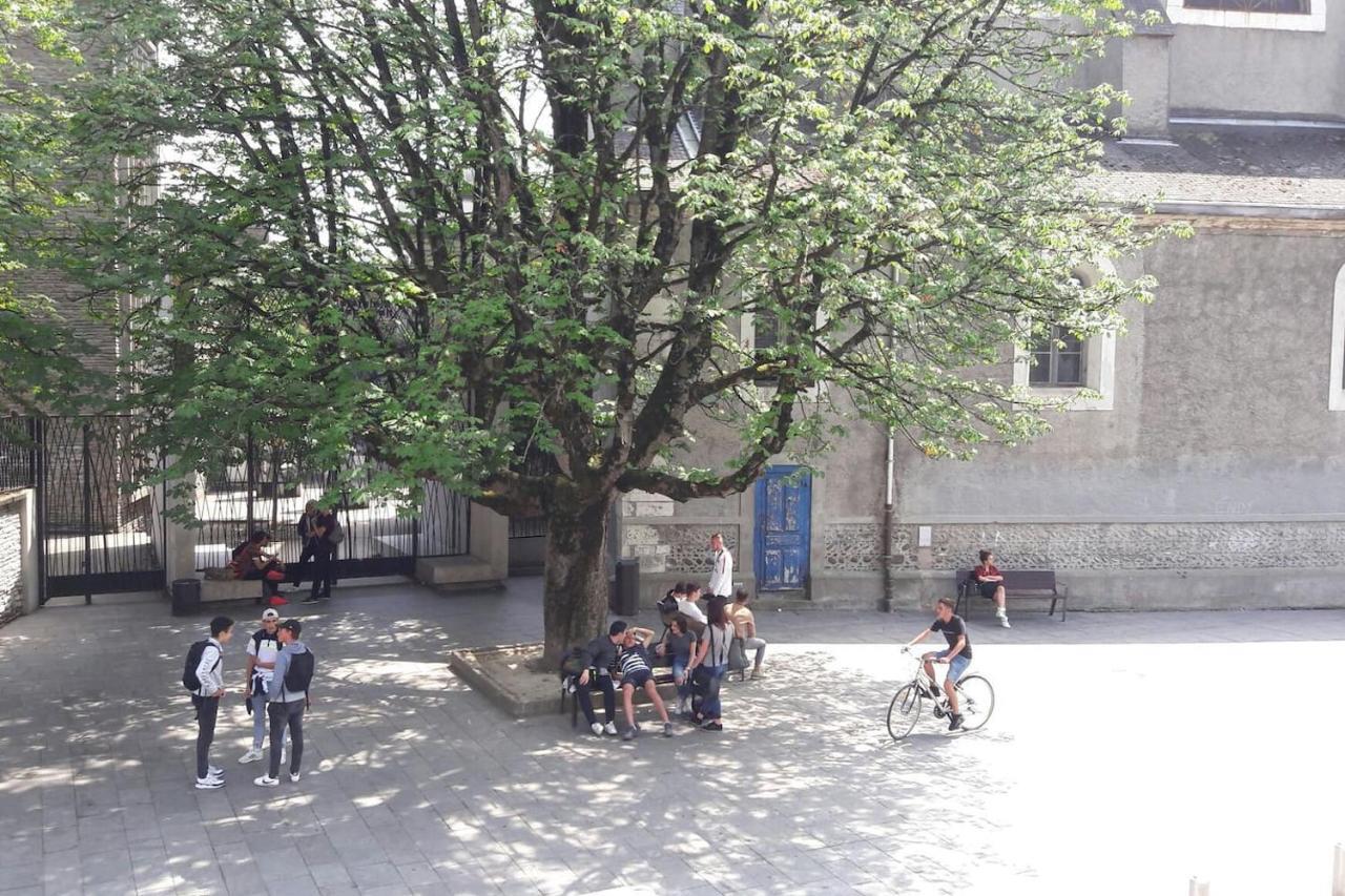 Un Appartement Lumineux Au Parc Beaumont 波城 外观 照片